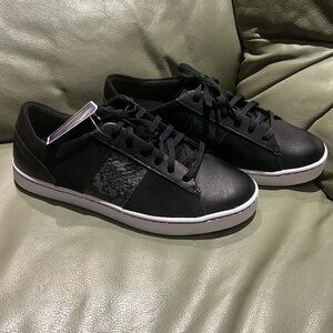 Clarks brand cushioned black w/ a bit of fake snakeskin pattern.